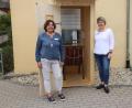 Bild: cog
Dankbar sind Einrichtungsleiterin Liane Breckner und Pflegedienstleiterin Susanne Hubmann (von rechts) den Spendern für das neue Besucherhäuschen im Seniorenzentrum Bühler Höhe.