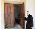 Bild: fks
Pfarrer Christoph Zeh freut sich, die Tür zur Martin-Luther-Kirche wieder öffnen zu dürfen. Morgen findet um 10 Uhr der erste Gottesdienst nach der coronavirusbedingten Auszeit statt.