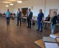 Bild: jr
Bürgermeister Klaus Meyer nahm den neuen Markträten Carina Keil, Michael Jaworeck, Robert Ernstberger, Alfons Schnurrer, Werner Bauer und Franziska Maier (von links) den Amtseid ab.