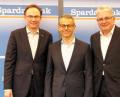 Bild:  Gerd Baumann/Sparda-Bank Ostbayern eG/exb
Zufrieden mit dem Geschäftsjahr 2019 sind die Vorstände der Sparda-Bank Ostbayern eG, (von links) Werner Dollinger, Michael Gruber und Johannes Lechner.