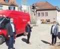 Bild: bl
Verwaltungleiter Georg Keil, Architekt Michael Steidl und Bürgermeister Martin Birner (von links) werfen einen letzten Blick auf das Terrain, auf dem in den nächsten Wochen der barrierefreie Rathaus-Anbau in die Höhe wachsen soll.