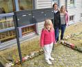 Bild: no
Prächtige bunte Steine zieren den Eingang der Kindertagesstätte in Illschwang: Kindergartenkind mit (von links) der stellvertretenden Leiterin der KiTa Carina Kessler und Saskia Schneider vom Kindergartenteam