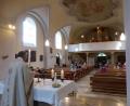 Bild: fm
Erster Gottesdienst nach der Coronakrise – das Bild zeigt Pfarrer Roland Klein (links) mit den Gläubigen.E