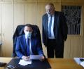 Bild: exb
Bezirkstagsvizepräsident Lothar Höher stellt die aktuellen Planungen des Bezirks für den Bau der Klinik für Kinder- und Jugendpsychiatrie OB Jens Meyer vor.