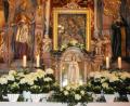 Bild: hl
Der Marienaltar in der Waldecker Pafrrkirche ist für Maiandachten geschmückt.