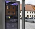 Bild: Petra Hartl
Ein Streich oder ein gelungener Hack? Eines Nachts zeigt die Information an der Bushaltestelle beim Hirschauer Rathaus nackte Damen. Mittlerweile wurde das Gerät ausgebaut.