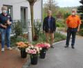 Bild: lma
Heimleiterin Lydia Brand, CSU-Ortsvorsitzender Klaus Hernes mit Stellvertreter Markus Dollacker (von links) bei der Übergabe der Blumen.