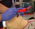 Bild: gib
Dank der Videofunktion können Notärzte einen Patienten intubieren, ohne sich nah über ihn beugen zu müssen. So kann die Ansteckungsgefahr reduziert werden.