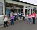 Bild: exb
Gesichtsmasken hat der Elternbeirat an die Kinder und die Lehrerinnen der Grundschule Neualbenreuth übergeben.