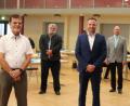 Bild: Thomas Dobler
Der neue Nabburger Stadtrat hat sich im Vergleich zur vorherigen Amtsperiode deutlich verändert. Neun neue Ratsmitglieder wurden bei der konstituierenden Sitzung vereidigt (von links): Markus Götz, Albert Bruckner (beide Freie Wähler), Armin Schärtl (SPD; bislang Erster Bürgermeister), Tobias Knechtel (CSU), Tobias Wegmann (ÖDP), Kilian Gradl (CSU) und die drei Vertreter der neuen Liste Nabburger Land: Ernestine Gietl, Karin Raab und Johann Kleber.