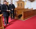 Bild: mab
Es dürften viele gemeinsame Stunden sein, die der amtierende Bürgermeister zusammen mit dem Jubilar schon am Altar verbracht hat. Der eine als Zelebrant, der andere als Ministrant. Peter Neumeier gratulierte als Freund und für den Markt im gebotenen Abstand und für den Glückwunsch kurzfristig ohne Maske .