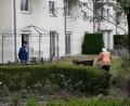 Bild: hka
Mit Maske und Rollator sind Bewohner des Kastenbauer-Hauses im blühenden Garten unterwegs.