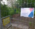 Bild: tk
Das Coronavirus ist nicht mehr der Grund, warum der Abenteuerspielplatz an der Friedlandstraße abgesperrt ist. Der Eichenprozessionsspinner hat das Areal weitflächig mit seinen Brennhaaren kontaminiert. Das enthaltene Nesselgift kann bei Menschen zu schmerzhaften Hautausschlägen führen.