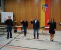 Bild: du
In der konstituierenden Sitzung des Gemeinderats in der Mehrzweckhalle vereidigt Bürgermeister Ernst Lenk (rechts) die neuen Räte: (von links) Jürgen Schmucker, Ariane Heigl, Thomas Fritsch und Franziska Hammer (alle CSU).
