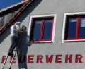 Bild: lgc
Die Zeit des Wartens ist vorbei. Ein Arbeiterteam aus Plauen installiert den Wlan-Hotspot am Feuerwehrhaus in Schlammersdorf.