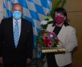 Bild: gsp
Mit einem Geschenk verabschiedete Bürgermeister Anton Peter seine Vorgängerin Alexandra Sitter aus dem Gemeinderat.