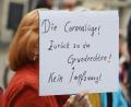 Bild: Stefan Sauer/dpa
Auf einer Demonstration gegen die Maßnahmen zur Eindämmung der Corona-Pandemie hält eine Frau ein Schild mit dem Schriftzug "Die Coronalüge! Zurück zu den Grundrechten! Kein Impfzwang!" hoch.