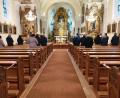 Bild: flt
Jede zweite Reihe ist gesperrt, in allen Bänken sind nur zwei Plätze markiert und alle Gottesdienstbesucher tragen Mund-Nasen-Bedeckungen. So feierten die Gläubigen vergangenes Wochenende nach langer Zeit wieder die ersten öffentlichen Gottesdienste.