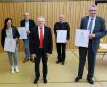 Bild: do
Bürgermeister Jürgen Kürzinger (Mitte) verabschiedet fünf verdienstvolle Marktgemeinderäte: Manfred Schaller, Angela Kummert-Schleicher, Werner Trenz, Heribert Lassner und Johann Hammer (von links).