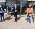 Bild: ibj
Mit dem Süßigkeitenpaket wollten HKA-Vorsitzender und Zweiter Bürgermeister Georg Götz (links) und HKA-Ehrenvorsitzender Franz Erras (rechts) bei Klinikvorstand Klaus Emmerich (Mitte) ihre Wertschätzung und Solidarität für das Klinikpersonal zum Ausdruck bringen.