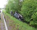 Bild: Polizei Sulzbach-Rosenberg/exb
Ein junger Autofahrer ist am Montag auf der B14 bei Gebenbach im Gebüsch gelandet.