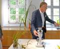 Bild: tr
Erika Rahm (links) und Stefanie Süß stellten Bürgermeister Franz Stahl das neue Pädagogik-Projekt inklusive Hochleistungsmikroskop vor.