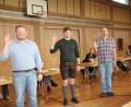 Bild: frd
Die vier neu gewählten Gemeinderatsmitglieder (vorne von links) Sebastian Lobinger, David Niederalt, Michael Rückl und Martin Salomon werden vereidigt.