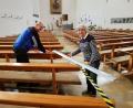Bild: hai
Das Mesnerehepaar Annemarie und Manfred Fischer maß die Abstände zwischen den Plätzen aus, auf denen die Gottesdienstbesucher sitzen dürfen.