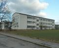 Bild: Portner
Auf der Wiese neben der Grundschule in Diendorf stellt die Stadt 36 Module auf, um ab September Krippen- und Kindergartenkinder übergangsweise betreuen zu können. Der Neubau des städtischen Kindergartens ist an der Otto-Hahn-Straße (Fläche hinter der Grundschule, im Anschluss an den Sportplatz) geplant.