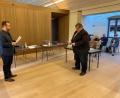 Bild: wro
Nach der geheim durchgeführten Wahl wurde Hubert Schedl (CSU) von Bürgermeister Matthias Grundler (links) vereidigt.