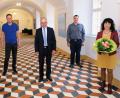 Bild: do
Bürgermeister Albert Nickl (Bildmitte) vereidigt in der konstituierenden Sitzung des Gemeinderates vier neue Mitglieder. Im Bild (von links) Martin Rodler, Benjamin Roder, Johann Meyer und Gabi Scherl. Das einzige weibliche Ratsmitglied begrüßt Nickl mit einem bunten Frühlingsstrauß