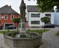 Bild: jr
Seit 55 Jahren steht am Therese-Neumann-Platz der Theresienbrunnen, der an die französische Heilige Therese von Lisieux erinnert. Am Tag der Heiligsprechung vor 95 Jahren war Therese Neumann von ihrer Lähmung geheilt worden.