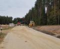 Bild: gi
Das Abbiegen von der Staatsstraße von Moosbach nach Pleystein in das neue Gewerbegebiet Moosbach „Hammermühle“ soll durch eine Linksabbiegespur gesichert werden. Die Firma Scharnagl, Weiden führt derzeit die notwendigen Arbeiten durch.