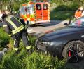 Bild: dob
Die Straßenlaterne wurde bei dem Unfall regelrecht aus der Verankerung gerissen und knallte auf die Fahrbahn.
