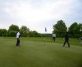 Bild: bey
Sichtbar wird beim Golf der Abstand von den Spielern eingehalten. Die Fahne am Loch darf nicht wie üblich herausgenommen werden.