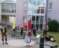 Bild: u
Zünftig bayerisch und beschwingt spielt auf Initiative von Hanna Ries (Mitte) das Trachtler-Musikantentrio im Innenhof des BRK-Seniorenwohn- und Pflegeheims auf und bereitet damit den Senioren eine freudige Überraschung und willkommene Abwechslung vom Corona-Alltag. Mit im Bild: Uwe Herrmann (links) und Franz Dolles (rechts).
