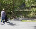 Bild: bkr
Beim Sportplatz verbindet eine der beiden Brücken die beiderseits gelegenen Wohngebiete. Sie wird nicht nur von Fußgängern, sondern auch von Motorradfahrern benutzt. Nach der Erneuerung wurde eine Sperre für Fahrzeuge aller Art gefordert.