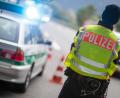 Bild: Matthias Balk
Ein Polizeibeamter beobachtet an einer Grenzkontrolle Fahrzeuge, die von Österreich nach Deutschland kommen.