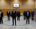 Bild: twg
Bürgermeister Hubert Kraus (vorne, Mitte) ist stolz auf seine Mannschaft: (von links) Zweite Bürgermeisterin Christa Bayer, die neuen Gemeinderäte Stephan Ott und Thomas Kellner, Hans Wopperer als Vertreter der Bürgermeister, Dritter Bürgermeister Alexander Hecht und das neue Gemeinderatsmitglied Johannes Hecht.