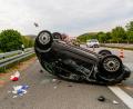 Bild: Hösamer
Der Fiat der mutmaßlichen Unfallverursacherin überschlug sich. Die beiden Insassen wurden leicht bis mittelschwer verletzt.