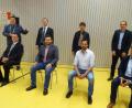 Bild: hou
Bürgermeister Christian Ziegler (hinten links) stellt die neuen Gemeinderäte vor (hinten, ab Zweiter von links): Tobias Dirrigl, Adolf Flierl und Sebastian Kemptner; vorn (von links): Lutz Böhnisch, Hubert Meierhofer jun., Christian Obendorfer und Dominik Schleicher.