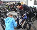 Bild: Petra Hartl
Beratung und Verkauf hinter Mundschutz und auf Abstand. Christiane Meindl (rechts) vom gleichnamigen Fahrradgeschäft in Sulzbach-Rosenberg sagt: "Es ist sehr schön, dass so viel geht. Aber er ist auch sehr anstrengend."