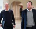 Bild: Arne Dedert/dpa
Geschäftsführer im Gleichschritt: Michael Ströll (rechts) mit seinem Kollegen Stefan Reuter. Ströll führt beim FC Augsburg die Finanzgeschäfte, Reuter ist beim Bundesligisten für das Sportliche zuständig.