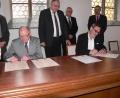 Bild: rn
Am 23. März 2018 beurkundeten im Festsaal des Rathauses Eger die Bürgermeister Peter Lehr und Zdenek Hrlak die Schulpartnerschaft Eschenbach-Eger. Mit im Bild Rektor Wolfgang Bodensteiner (links) und Bezirkstagsvizepräsident Lother Höher.