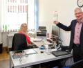 Bild: JOCHEN NEUMANN 
ERBENDORF
Bürgermeister Johannes Reger im Einwohnermeldeamt mit Standesbeamtin Ilona Bauernschmidt. Plexiglasscheibe, Desinfektionsmittel und Mund-/Nasenschutz gehören zu den Vorsichtsmaßnahmen.