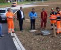 Bild: bö
Die Straße im neuen Wohnbaugebiet Ledererhang ist ab sofort für den Verkehr freigegeben. Bürgermeister Peter Braun (Dritter von links) nimmt zusammen mit den Bauhofmitarbeitern die Trasse ab.