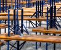 Bild: Sven Hoppe
Gestapekle Tische und Bänke in einem Biergarten. Foto: Sven Hoppe/dpa/Symbolbild