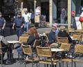 Bild: Petra Hartl
Unter dem aufmerksamen Blick einer Polizeistreife und bei bestem Frühlingswetter genießen die Gäste am Marktplatz den ersten Kaffee in den nach zweimonatiger Zwangspause wieder geöffneten Gastro-Betrieben. Pro Tisch dürfen meist nur zwei Personen Platz nehmen.