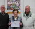 Bild: exb
VdK-Kreisvorsitzende Marianne Kies-Baldasty (Mitte) und ihr Stellvertreter Helmut Zetzel (rechts) überreichten die 1500-Euro-Spende an Bernhard Saurenbach, Vorsitzender der Amberger Tafel.