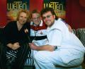Bild: WEN
Thomas Gottschalk, Alexander Grundler und Peter Meyer (von links), der damalige Initiator von "Kino für Behinderte", im "Wetten, dass ...?"-Online-Container auf dem Münchner Messegelände.